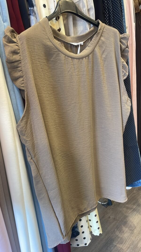 Frill edge top