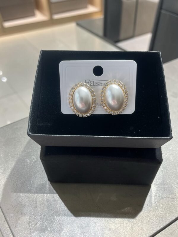 Pearl earring